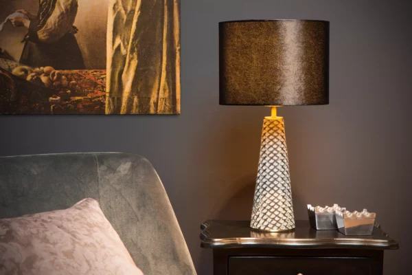 grande lampe à poser "extrav aganza" de la marque lucide noire dans une ambiance contemporaine