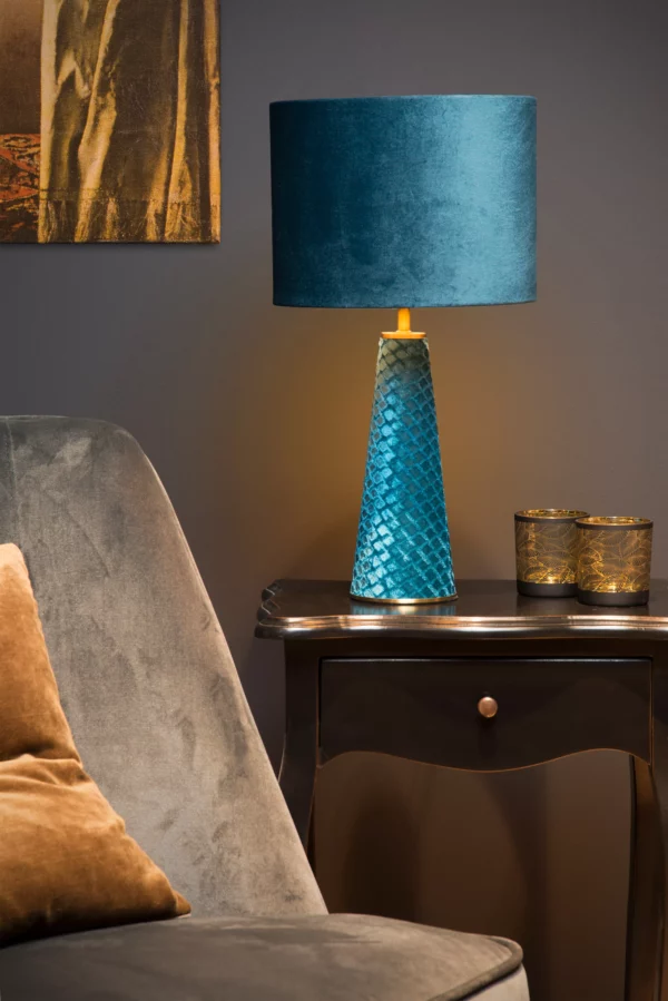 grande lampe à poser "extrav aganza" de la marque lucide de couleur bleue dans une ambiance contemporaine