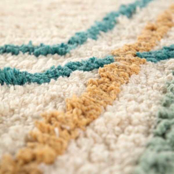 tapis avec des motifs de lignes oranges et vertes