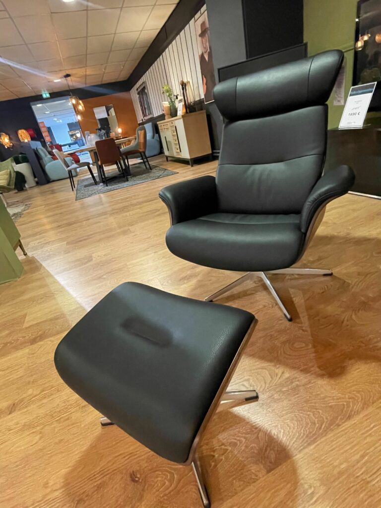fauteuil à roulette et dosseret haut et repose pieds noirs