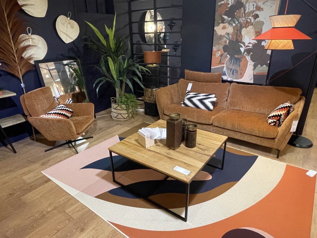 canapé et fauteuil en tissu marron chaud