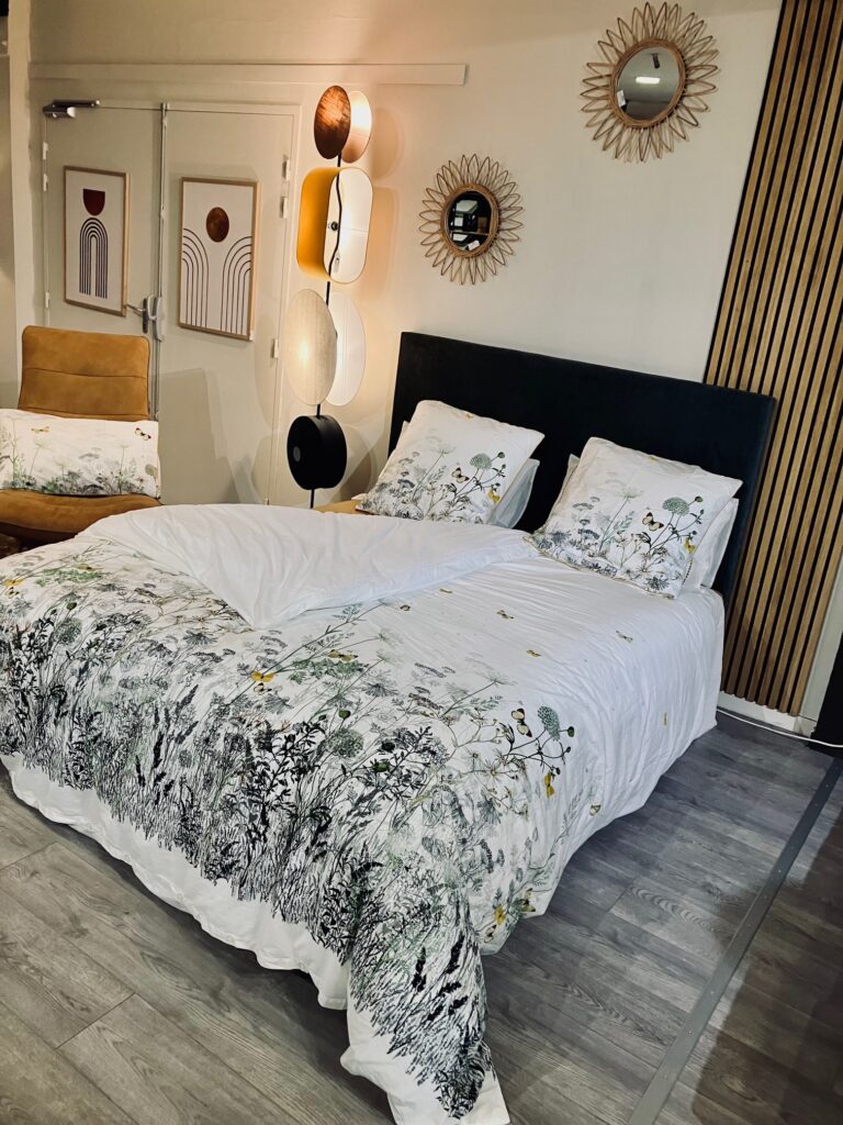 Ambiance apaisante dans votre chambre - design chambre normandie par Meubles Finel