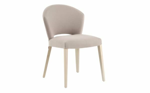 Chaise Cuori de Mobitech – L’élégance du bois massif tout en douceur